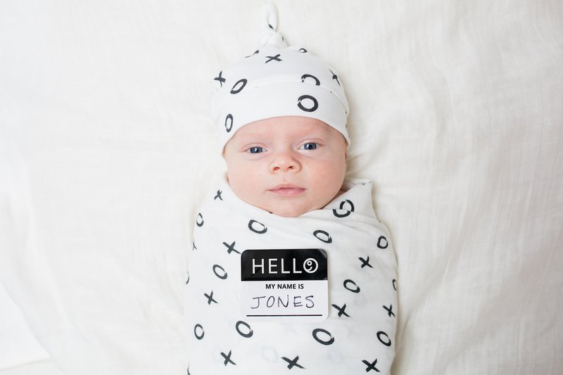 Lulujo Hallo Welt Swaddle & Hat - Umarmungen & Küsse