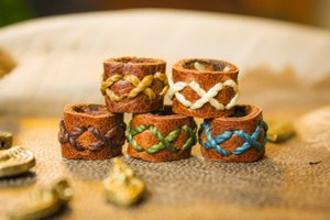 Eenvoudige leren dreadlock kraal of baard kraal met kruis