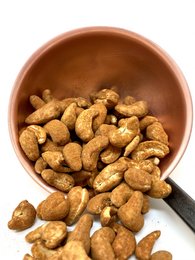 Roasted cashew nuts with Cajun spices, 1kg bulk pack. Crunchy, flavorful nuts perfect for snacking or cooking.