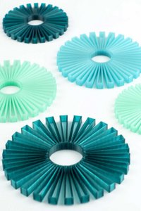 Ornamenten - decoratieve hangers gemaakt van gerecycled plastic - smaragdgroen / turkoois / mintgroen