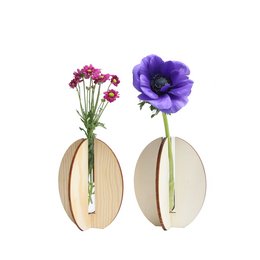 Wooden round vase with vibrant purple and red flowers. Made of Pools grenen and Populier wood variants.