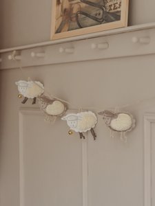 Schaf - dekorative Girlande mit Glocke