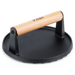  A cast iron burger press with a wooden handle, measuring 17.5 cm in diameter. This product is designed for food processing and can be used to shape and flatten burger patties.