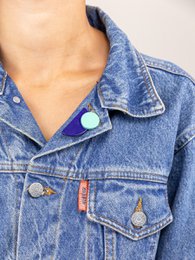 Broche laquée satellite vert menthe et violet en corne blonde