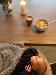 Inflatable nursing pillow in natural cork
