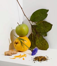 Green quince tea with natural ingredients including quince, green tea leaves, and spices.