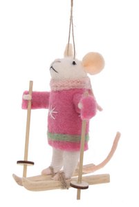 Muis met ski's roze jas hangend vilt