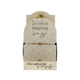 A beaded bracelet with the text "De liefste mama ben jij" (You are the sweetest mom) on a wooden display card. The bracelet features a neutral color palette with beads in shades of white and tan.