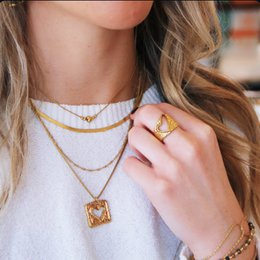 Fine snake chain with a detailed heart charm and small beads – gold