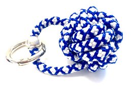 "Keychain with a ship-shaped button in blue and white paracord material. Compact and durable design suitable for everyday use."