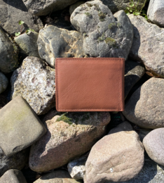 Lundholm Leder-Geldbörse für Herren in Braun und Bieröffner-Schlüsselanhänger aus echtem Leder – passendes Set in luxuriöser Geschenkbox – Vatertagsgeschenk, Vatertagsgeschenkpaket – Geschenk für Männer, Flaschenöffner, Herrengeschenke, Vatertagsgesc