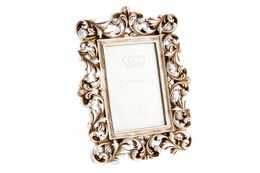 Ornate gold-colored photo frame with intricate floral and leaf design, suitable for displaying 10x15 cm photos.