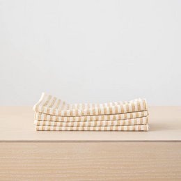 Linen napkin in gold and white striped pattern, available in 43 x 43 cm and 51 x 51 cm sizes.