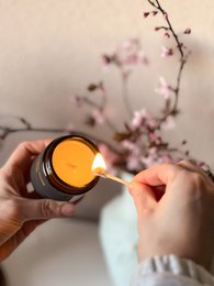 Candela di cera di soia al miele scuro e tabacco