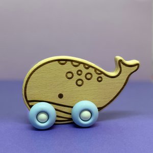 Holzspielzeug und Silikonräder - kleiner Wal