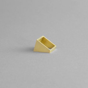 QUADRATISCHER RING AUS MESSING