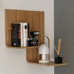 Stylized curved wooden shelf in various sizes and finishes, including Pequeño, Nogal, Roble, Blanco, and Duo options.