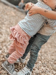 Puderrosa Hose mit Rüschen
