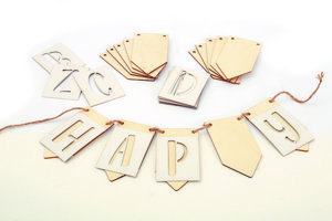 GIRLANDE MIT HÖLZERNEN FÄCHERN UND ALPHABETSCHABLONEN