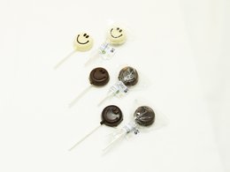 Crunchy organic dark chocolate lollipops, 30 units per box.