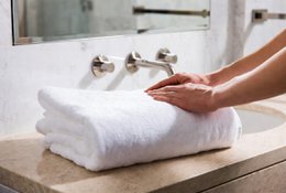  White fluffy bath towel, soft terry cloth material, plain solid color, absorbent 450gsm weight.