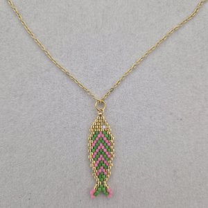 Halskette mit Miyuki-Fisch – Grün-Rosa