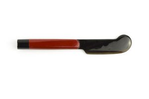 Buttermesser mit rot lackiertem Griff