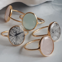 Gold-toned statement ring with various stone options including lapis lazuli, onyx, quartz, and more. Available in sizes 50-56.