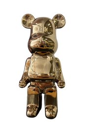  A gold-colored ceramic bear statue measuring 22cm in height.