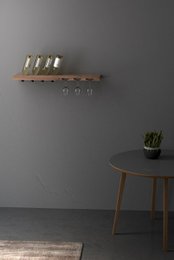 Tu Las™ vinflaskeholder i træ inklusive vinglas og champagneglasholder - 94 x 22 x 4 cm - Flydende vinflaskeholder - Vægbeslag - Valnøddetræ