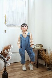 Retro denim unisex jumpsuit for kids, available in sizes S 1-2Y, M 3-4Y, L 4-5Y, XL 5-6Y. Features a classic overall style in a light blue denim material.