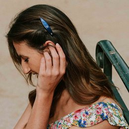  Elegant navy blue barrette with sparkling stars, perfect for styling hair and adding a touch of glamour.