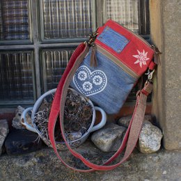 Domelo traditionele tas dames schoudertas. Dirndl schoudertas gemaakt van upcycled jeans en canvas en leer. Handtas in traditionele stijl met hartjesprint. Crossbodytas voor dames als Oktoberfest-accessoire.