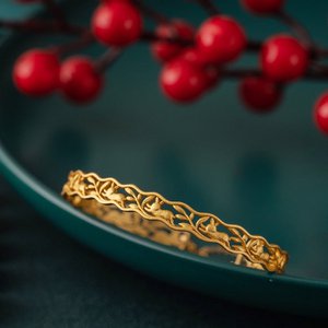 Traditioneller chinesischer Armreif im Kaninchen-Design