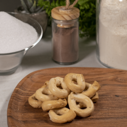 Tarallini crackers with red onion, 250g. Savory, ring-shaped crackers made with wheat flour and red onion.