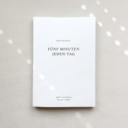  A5 size softcover notebook with 196 pages for daily journaling and gratitude. Features the Erfolgsjournal brand logo.