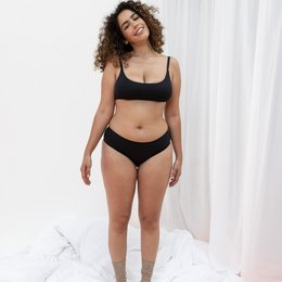 Black cotton menstrual panties designed for heavy flow, available in sizes XS-XXL.