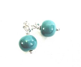 Petrol green round stud earrings made of Kazuri beads