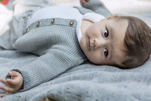 Strickjacke für Neugeborene und Babies aus 100% feinster Merinowolle - Dolomit - Das perfekte Geschenk zur Geburt