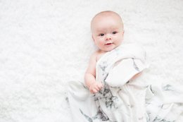 Lulujo swaddle bamboo 120x120 - Marble