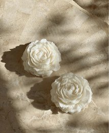 Elegant white peony-shaped scented candles with a soft, floral aroma.