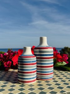 Keramische flesoliedonoroliefles met oliekannen "pura" voor olijfolie en azijn in Italië