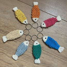 Luna-Leena porte-clés poisson - bijou de sac - fuchsia - coton biologique - crocheté à la main au Népal - cintre de sac