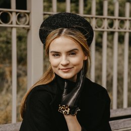 Black leather gloves with animal print cuff. Stylish and warm accessory for cold weather.