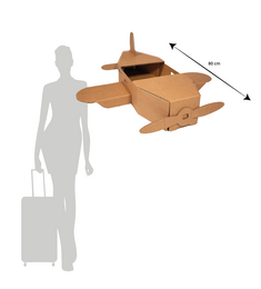 Großes Spielzeugflugzeug aus Pappe