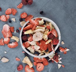 Organic freeze-dried fruit mix with strawberries, raspberries, apples in kraft paper bag, 1.2kg
