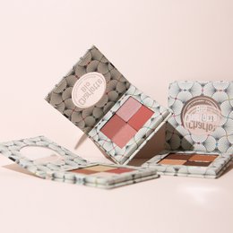  The Organic 4 Shades Eyeshadow Palette features a compact design with four eyeshadow shades in a variety of colors including pink, red, and purple. The palette has a patterned design on the packaging.