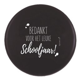 A black round disc with white text that reads "Bedankt voor het leuke schooljaar!" which translates to "Thank you for the nice school year!"
