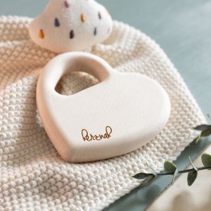 Baby Rasselgreifling “herznah” | Holzrassel | Babyspielzeug aus regionalem Holz | Babyrassel | Klangspielzeug ab 1 Jahr | 100% Made in Germany