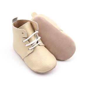 Stiefeletten aus mattgoldenem Leder mit geschmeidiger Sohle